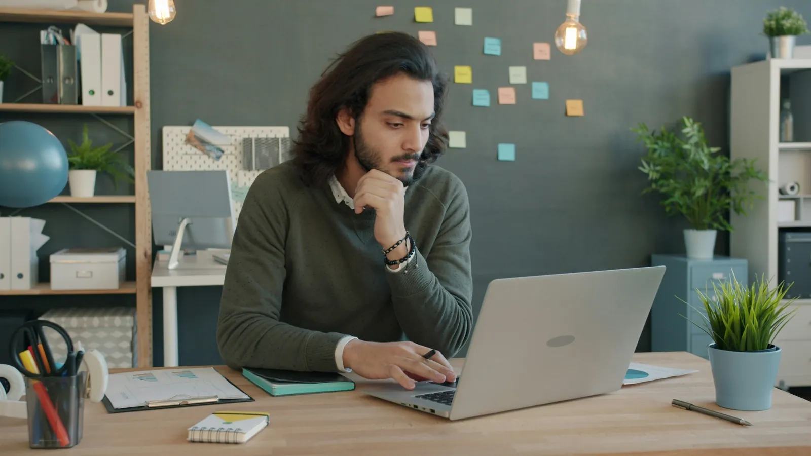 Profissional trabalhando em diagnóstico de desenvolvimento